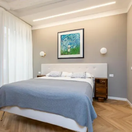 Deco Deluxe Studio Apartment