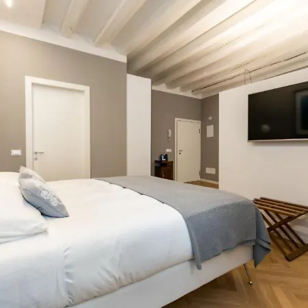 Deco Deluxe Studio Apartment